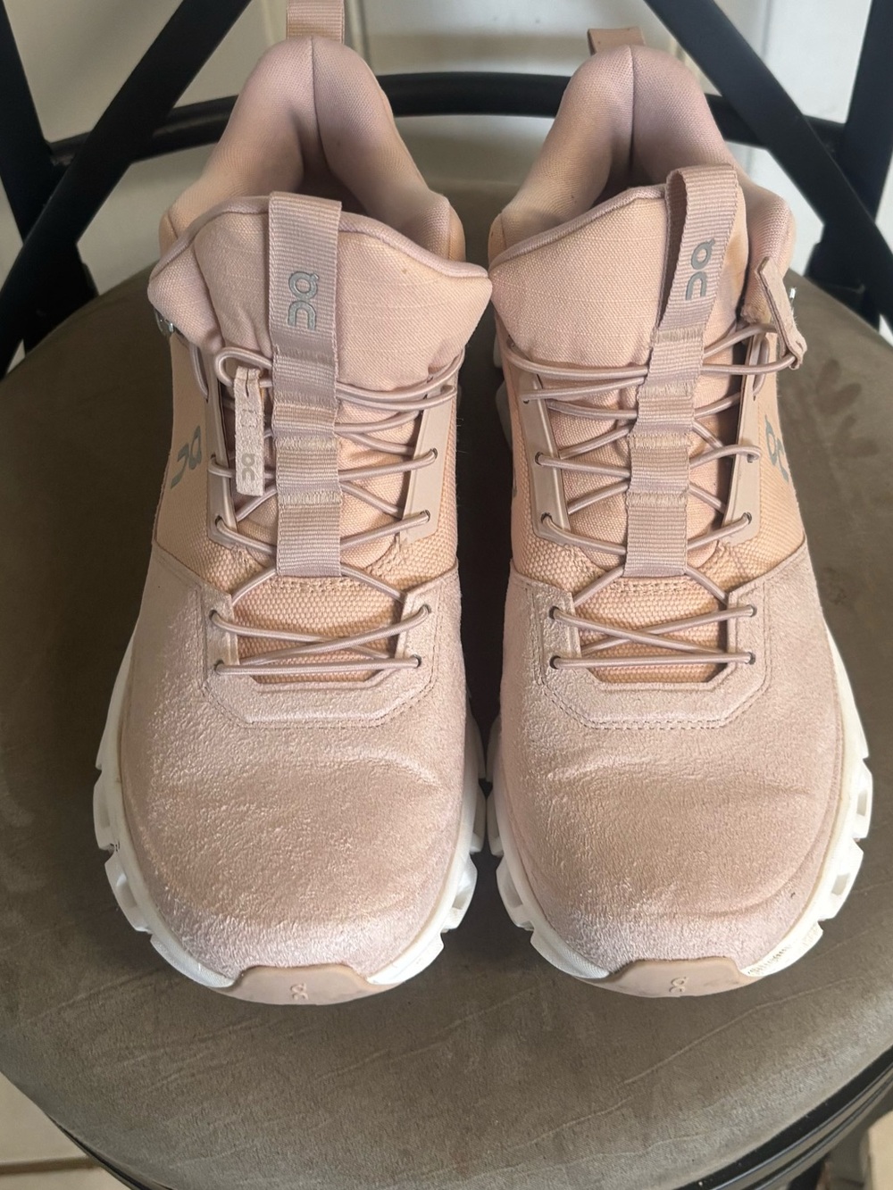 Size 8.5 OnCloud Pale Pink Cloud Hi Monochrome bungee lace Hi Top Sneaker.  EUC